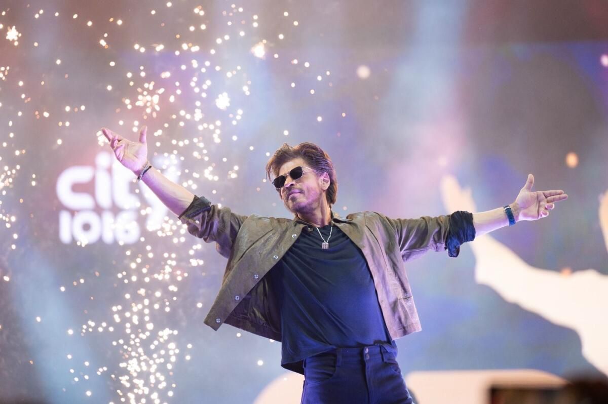 İzleyin: Shahrukh Khan, Global Village'da 80.000'den Fazla İnsanı Büyüledi, Sahnede Şanslı Hayranları Çağırıyor