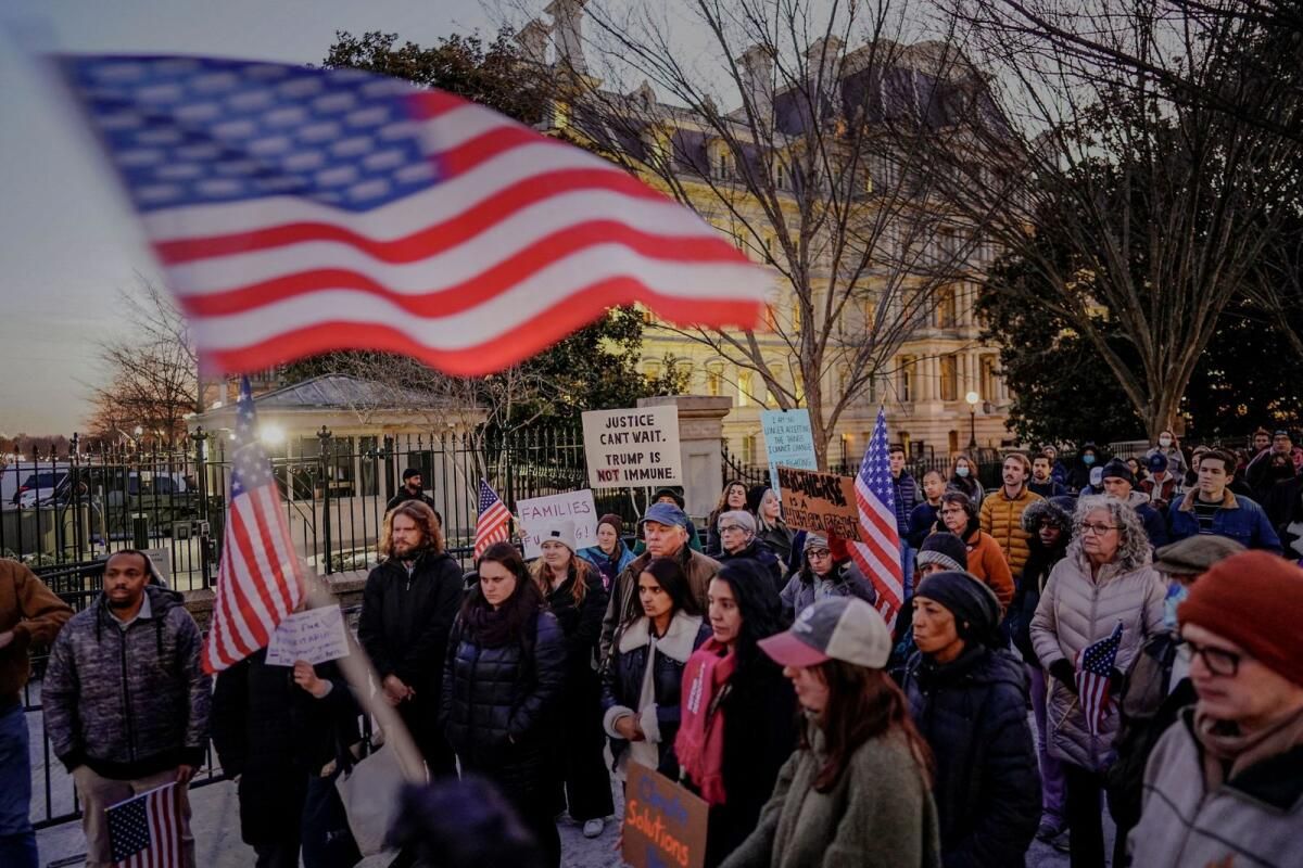 Trump, Federal İşçilere Fon Dondurması Kaos Ekerken 8 Aylık Maaş Çıkış Paketi Sunuyor