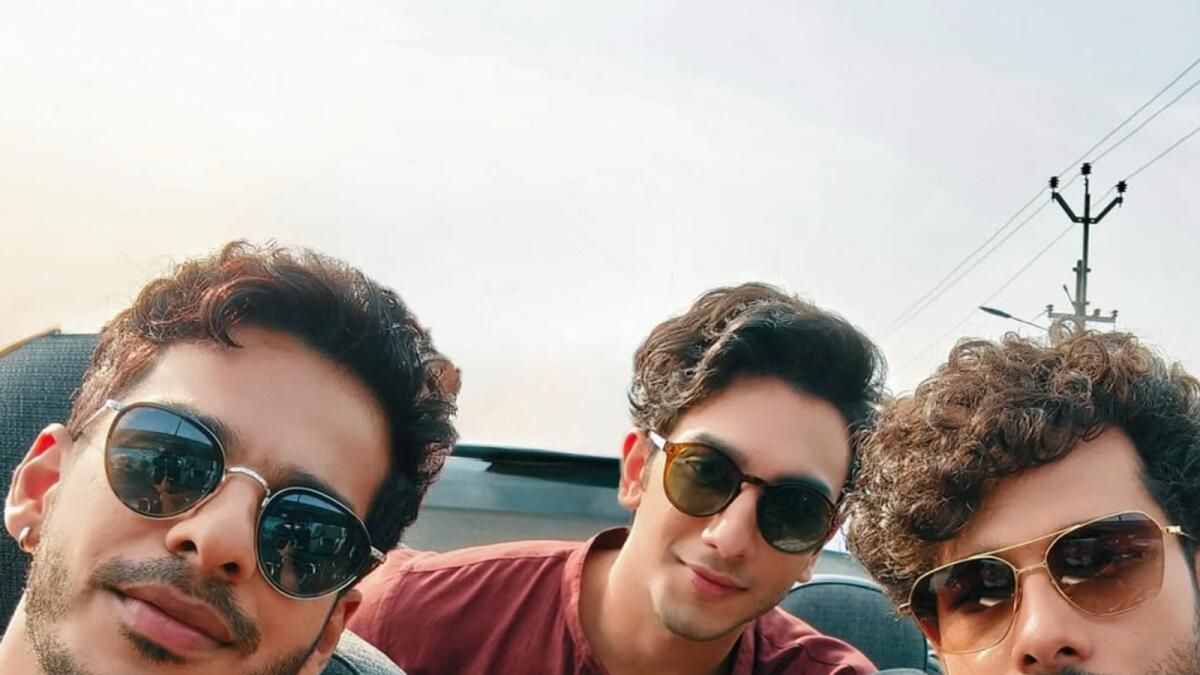 Ishaan Khatter, Siddhant Chaturvedi Ve Vedang Raina 'Zindagi Na Milegi Dobara' Anını Yeniden Yaratıyor