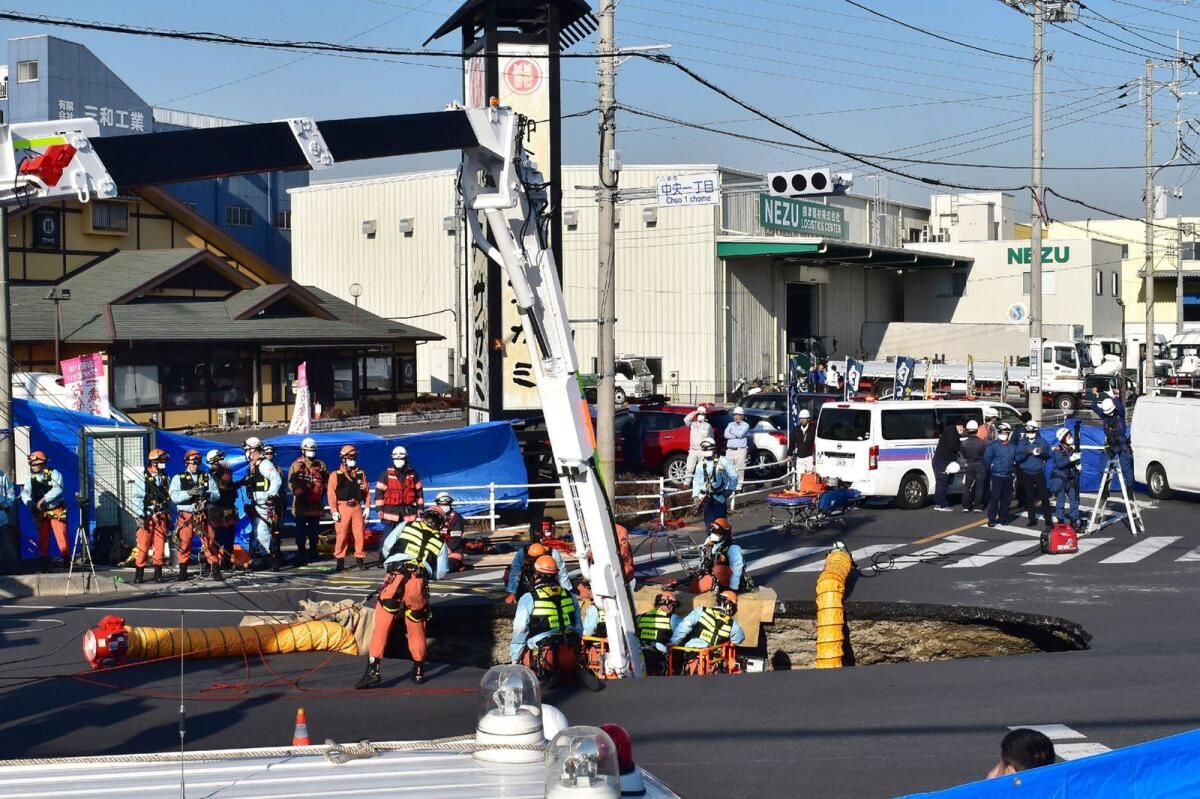 Japon Kamyon Şoförü Çukura Sıkışmış