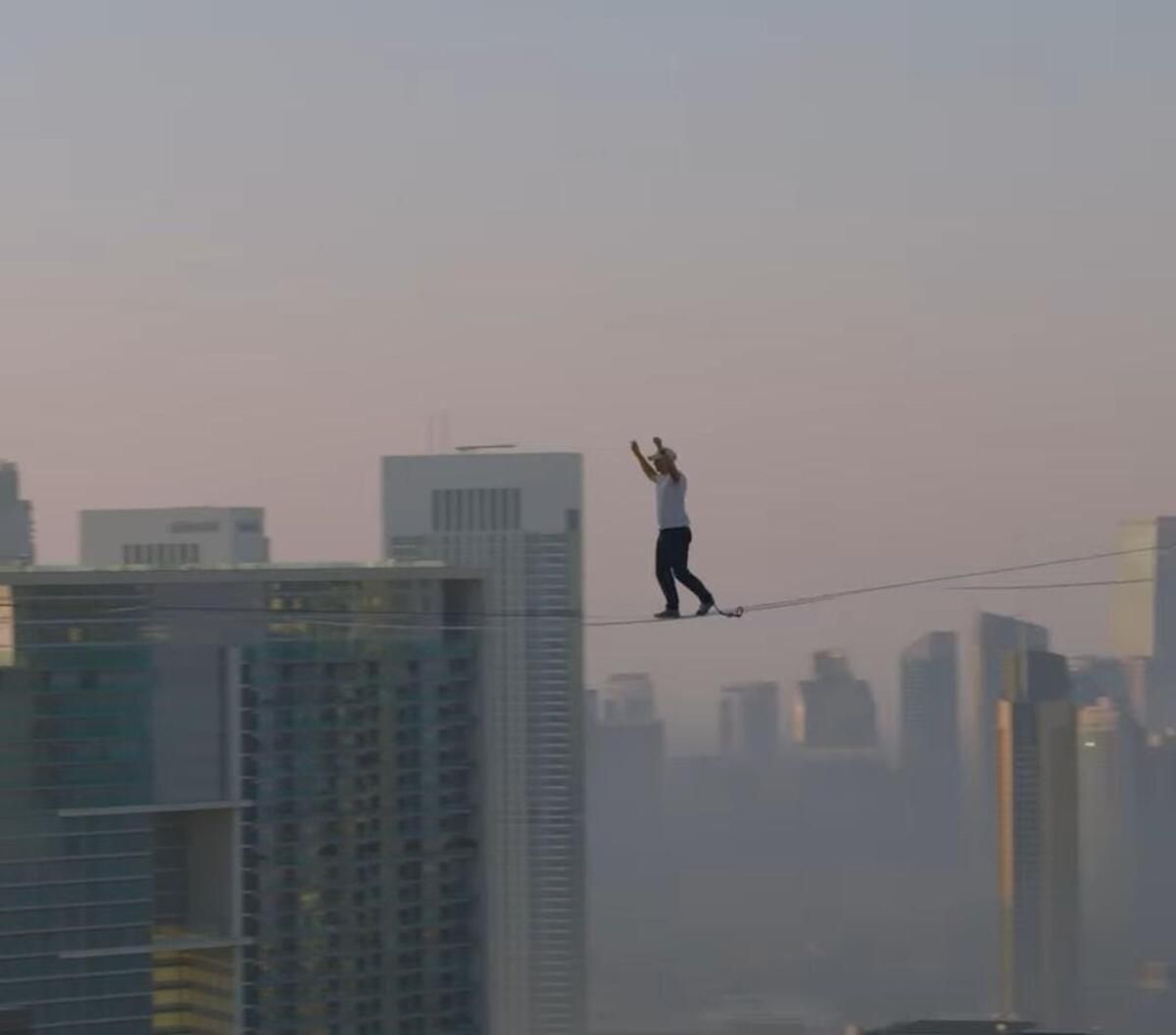 İzleyin: Slackliner Baş Aşağı Asılı, Cesur Dubai Dublöründe 700 Fit Yüksekliğindeki İpte Yürüyor