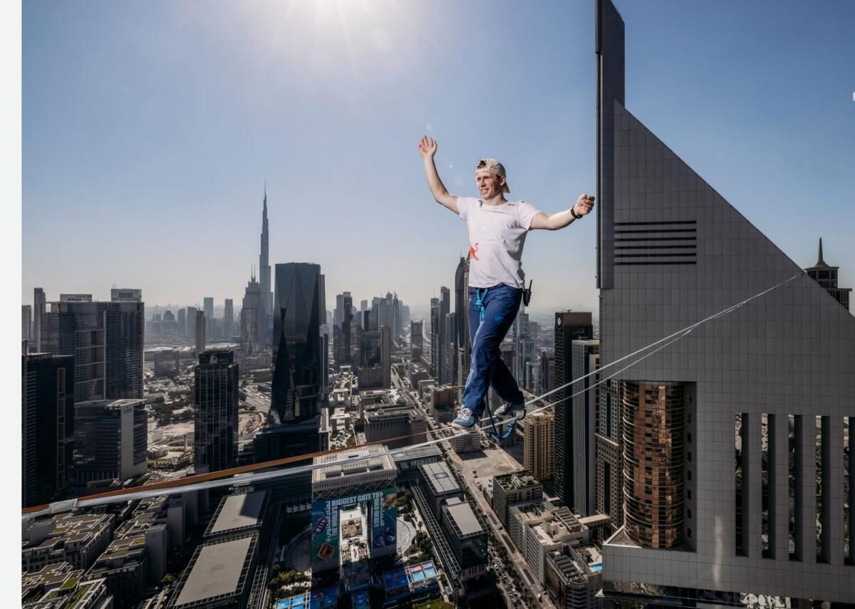 İzleyin: Yerçekimine Meydan Okuyan, Dubai Gökdelenleri Arasında 700 Fit Yüksekliğinde İp Üzerinde Yürüyen Daredevil ile Tanışın