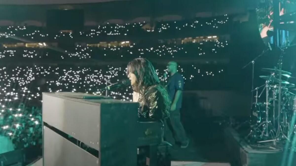 Jasleen Royal, Coldplay'in Mumbai Konserinde Chris Martin ile 'Dua Ediyoruz' Şarkısını Seslendiriyor