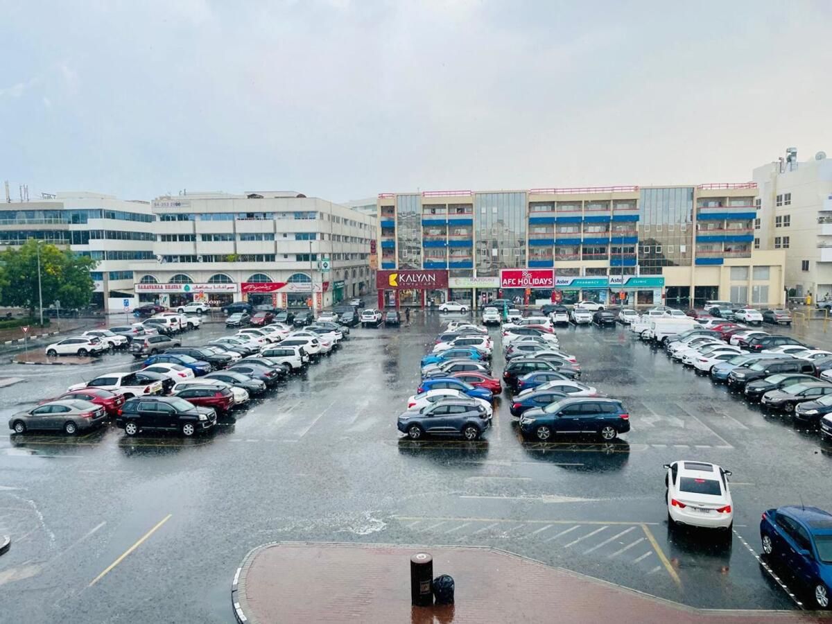 BAE Hava Durumu: Dubai'deki Kilit Bölgelere Yağmur Yağdı; Sürücüler Dikkatli Olmaya Çağırdı