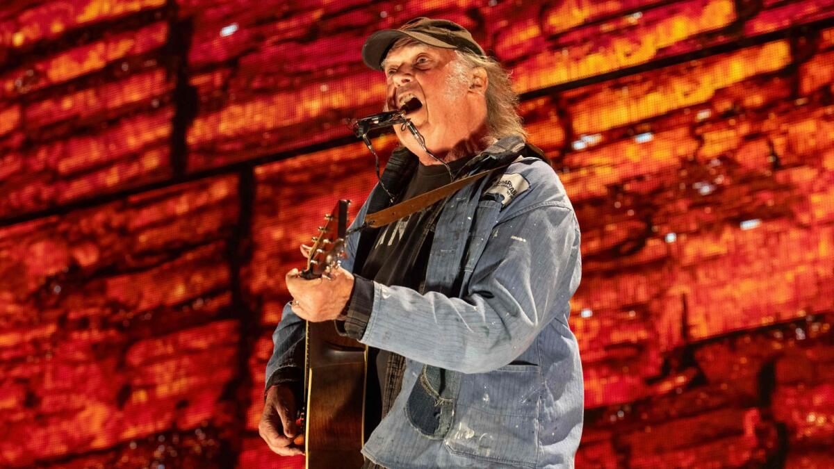 Neil Young, Glastonbury'de Oynayacağını Söyledi