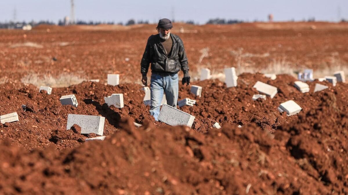 Suriye Mezarlığında İnsanlar Kayıp Sevdiklerini Arıyor