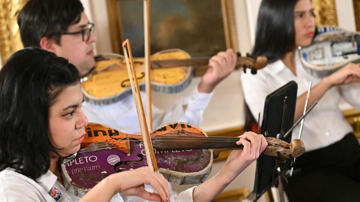 Paraguaylı Orkestra Çöpü Ezgiye Dönüştürüyor Sahne Londra Gösterisi