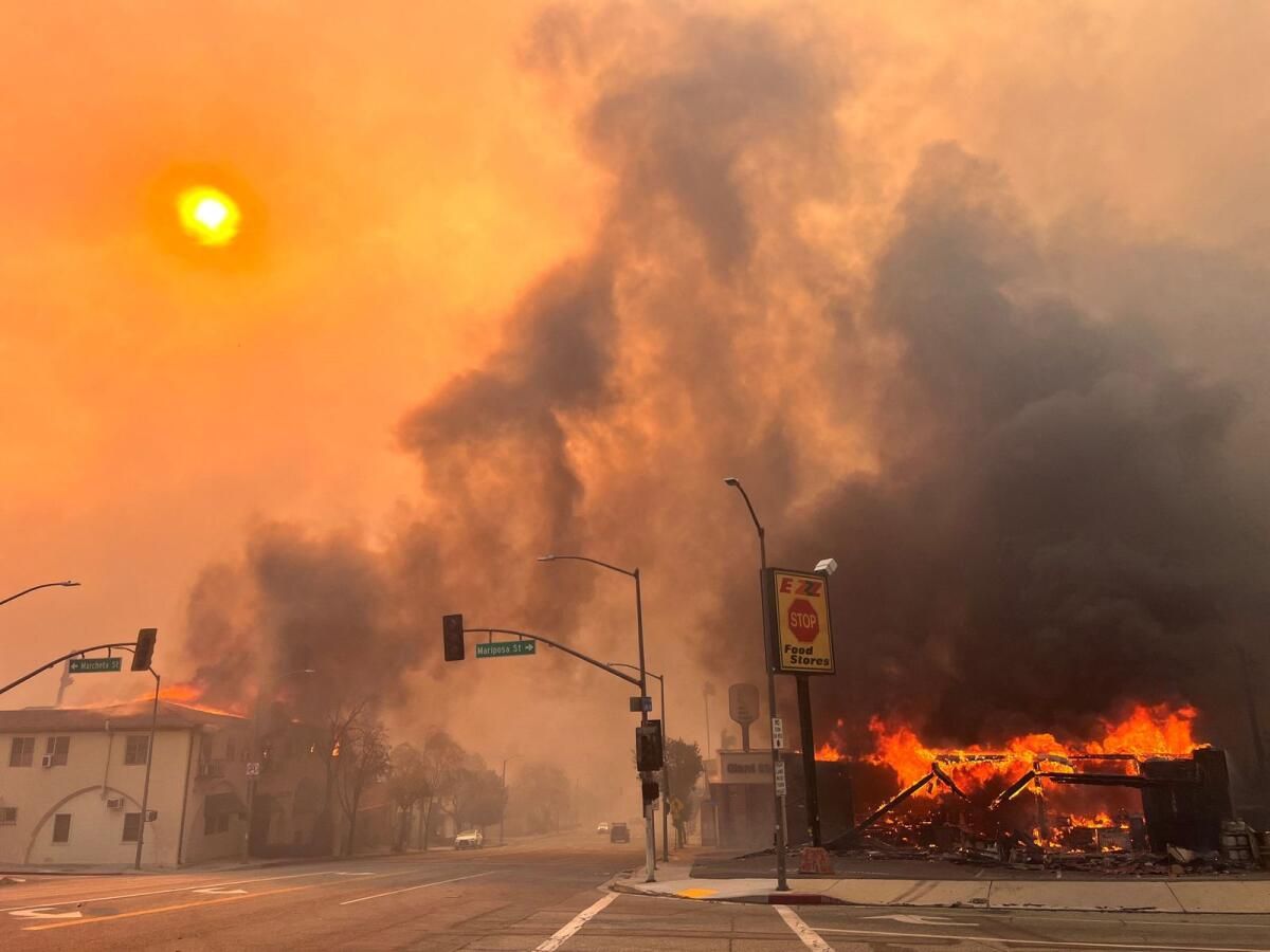 Los Angeles Yakınlarında Orman Yangınları Kontrolden Çıkarak En Az iki kişiyi Öldürdü