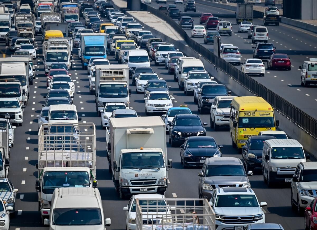 Güçlü Dolar, Ilımlı Akaryakıt Fiyatları 2025'te Dubai Enflasyonunu Düşürecek
