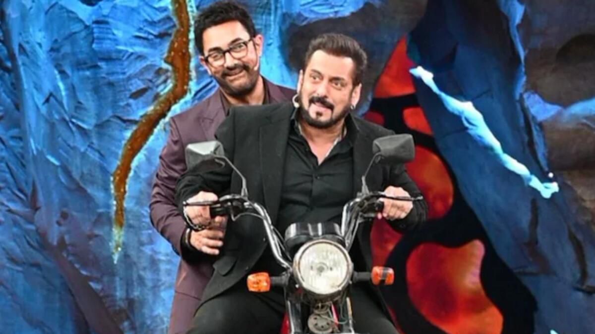 Salman Khan, Aamir Khan 'Andaz Apna Apna'nın ikonik Sahnesini Yeniden Yaratıyor