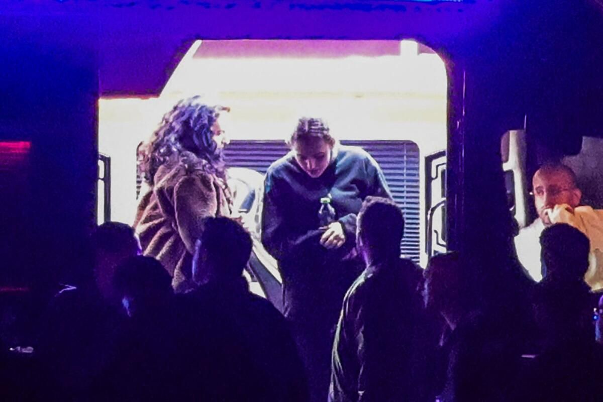 İsrailliler Gazze'deki Rehinelerin Dönüşünü İzlerken Alkış ve Gözyaşı
