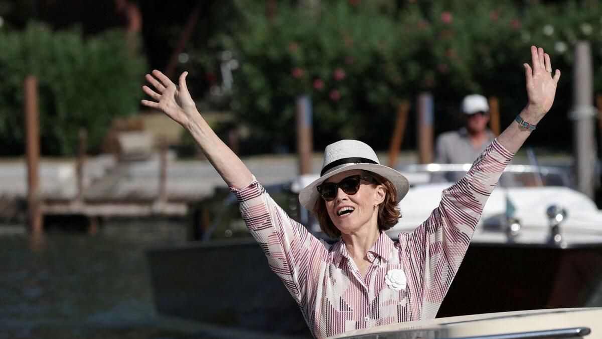 Polis, Sigourney Weaver Londra Oyunundaki Protestodan Sonra iki Kişiyi Tutukladı