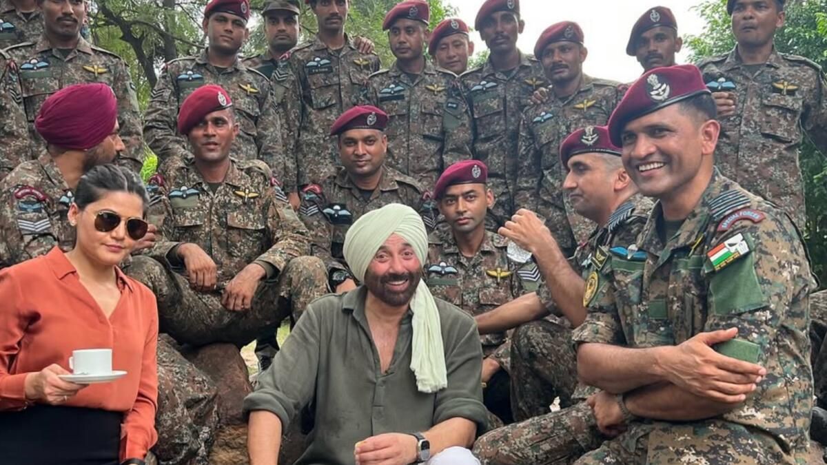 Sunny Deol Hint Ordusuyla Bir Gün Geçiriyor