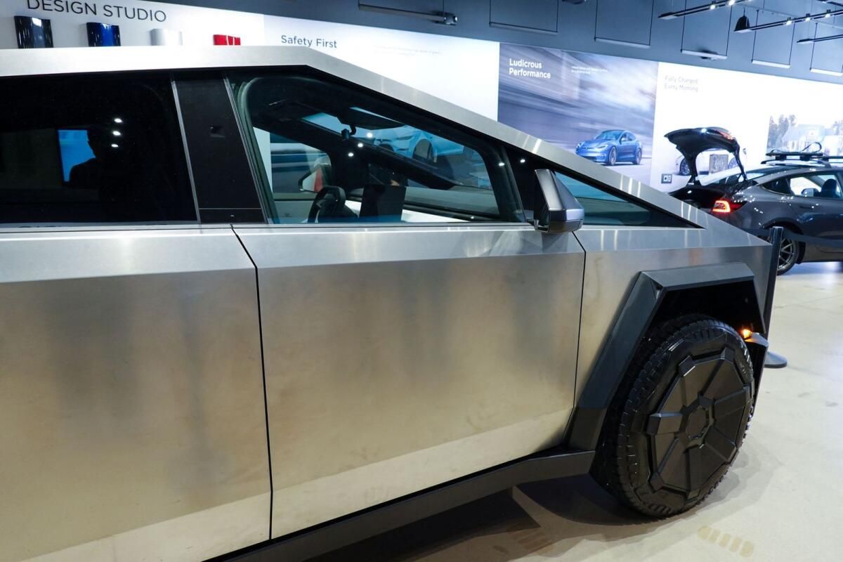Tesla Cybertruck, Las Vegas'taki Trump Hotel'in Önünde Patladı ve Birini Öldürdü