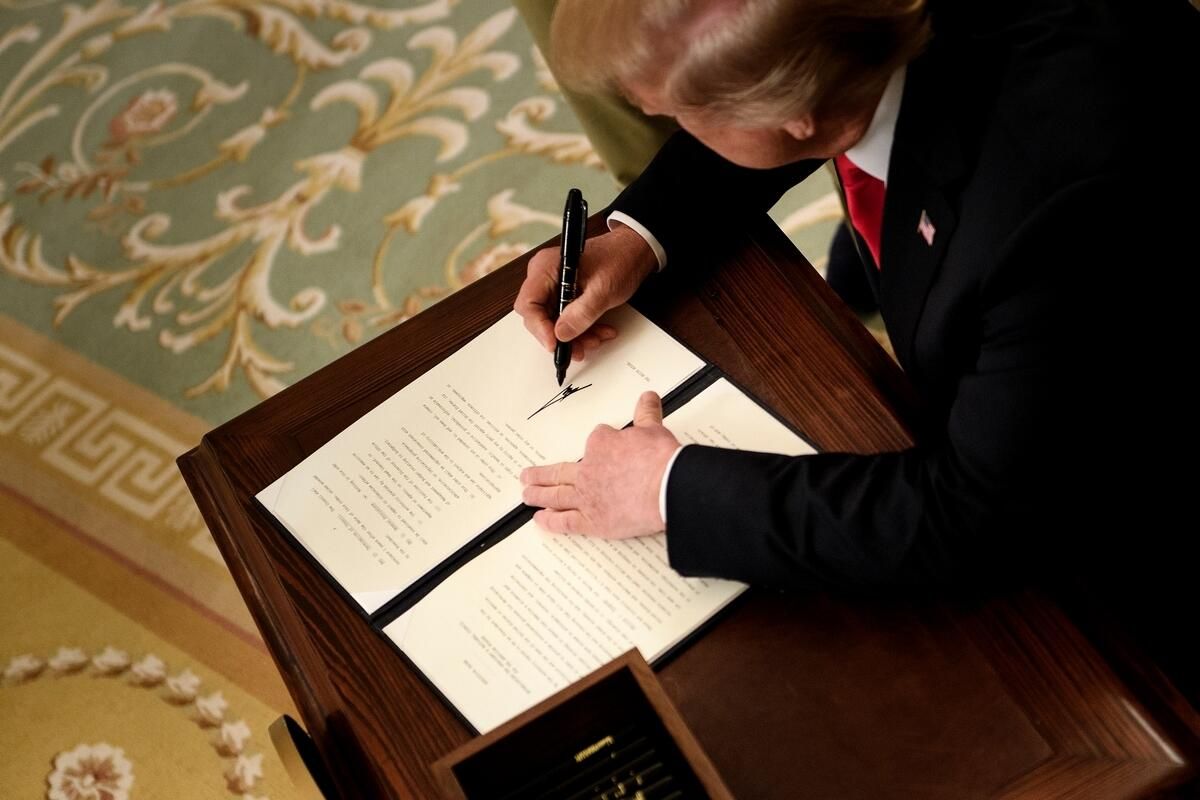Trump'ın Açılışı: İlk Gününde Vaat Edilen Yaklaşık 100 İcra Emri; Ne Beklemeli?