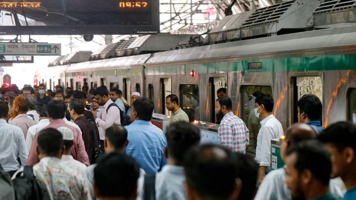 Bangladeş'te Tren Seferleri, Personel Yardımları Nedeniyle Grev Yaparken Vuruldu