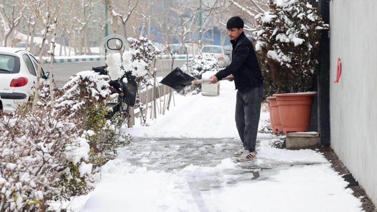 İran, Soğuk Hava Nedeniyle 10 ildeki Okulları ve Ofisleri Kapattı