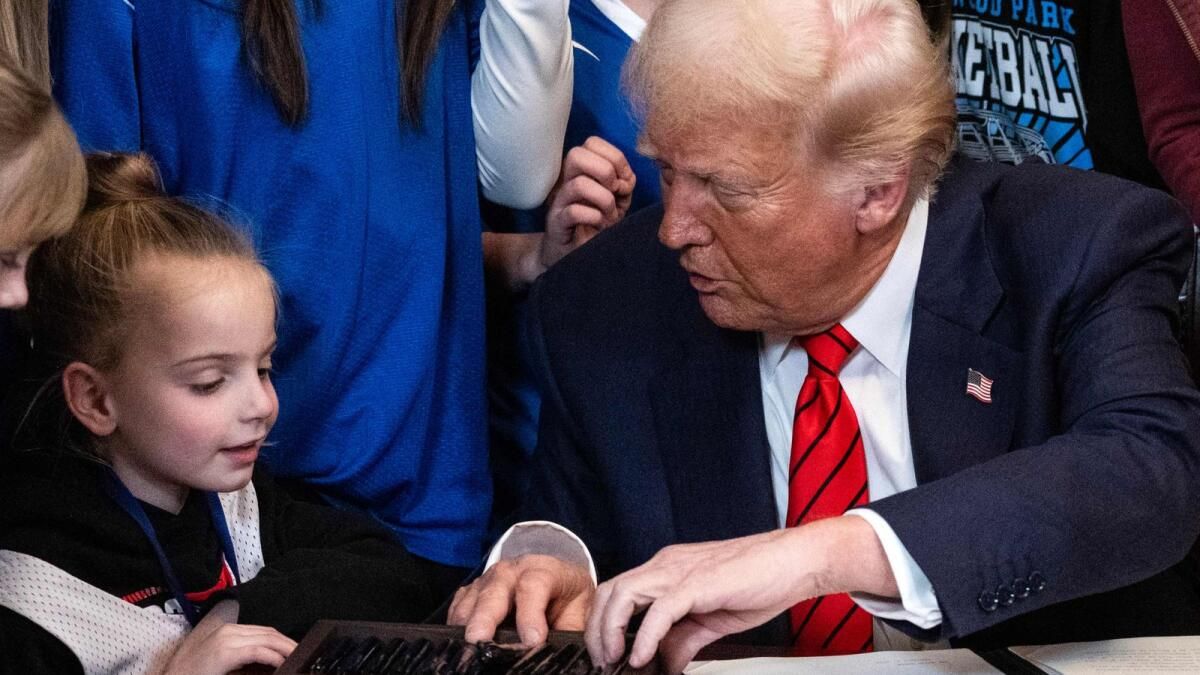 Trump, Trans Sporcuların Kadın Sporlarından Men Edilmesini Yasaklayan Emri İmzaladı