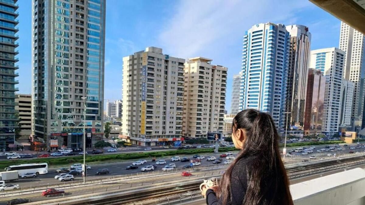 BAE Altın Vizesi: 10 Yıllık İkamet İzni Almak için Nihai Gurbetçinin Rehberi