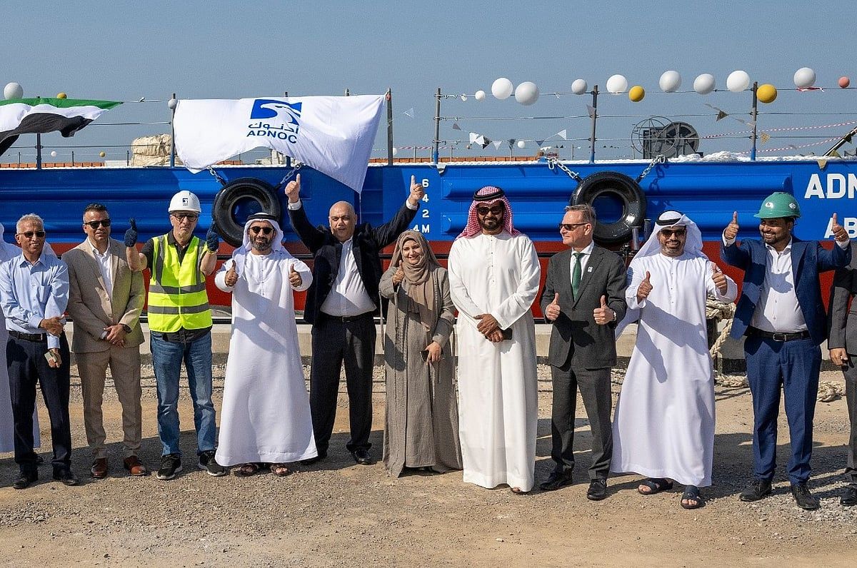 BAE'nin Önde Gelen Deniz Piyadeleri, Yerel Olarak İnşa Edilen ilk Kargo Mavnasını Adnoc Logistics &amp; Services'e Teslim Ediyor