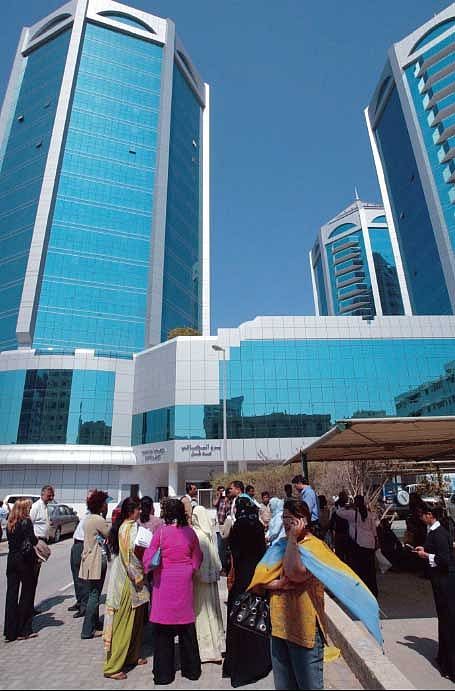 Bakın: BAE Sakinleri 19 Yıl Önce İran Depremini Hissettikten Sonra Açık Havada Koştuğunda