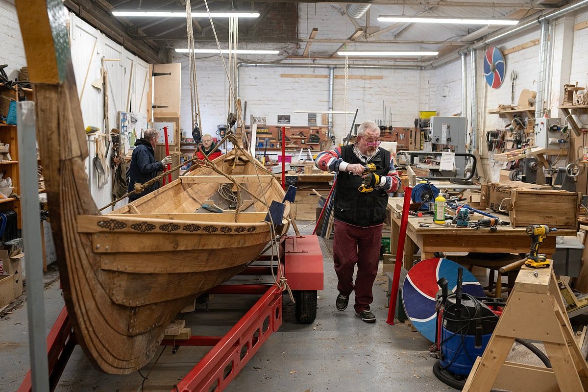 Birleşik Krallık Askeri Veterinerleri Viking Longboat Oyma Hayatlarını Yeniden İnşa Ediyor