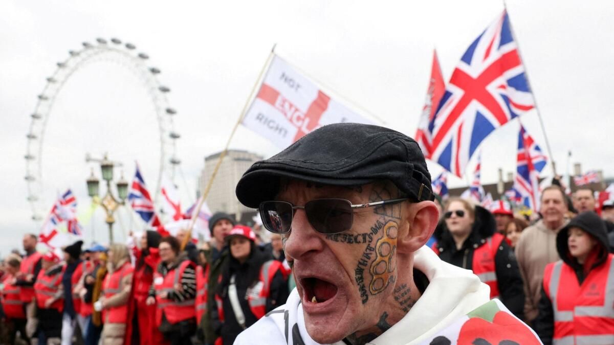 Binlerce Kişi Tommy Robinson Yanlısı ve Karşıtı Demolar için Londra'da Toplandı
