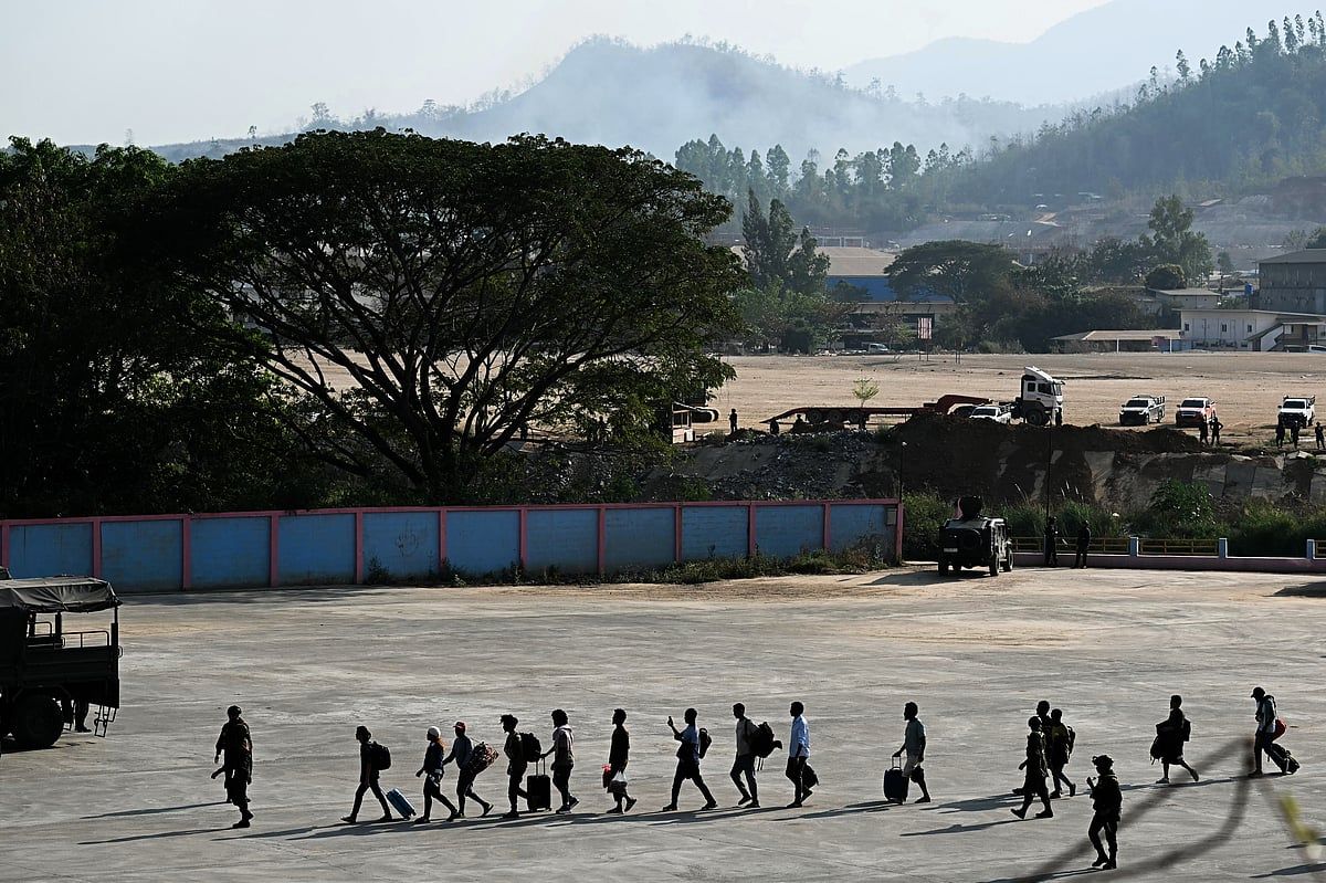 Dolandırıcılık Merkezi Baskısından Sonra Tayland-Myanmar Sınırında Binlerce Kişi Belirsizlik İçinde