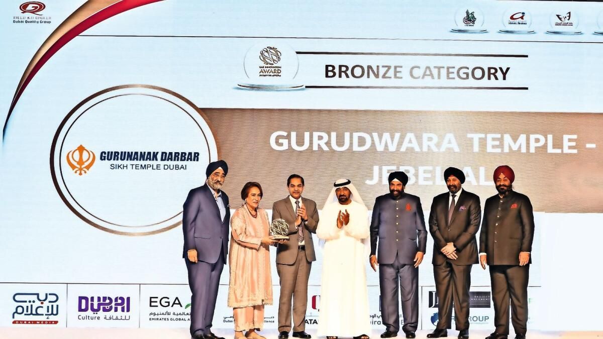 Guru Nanak Darbar Gurudwara ve Dr Bubbles Kandhari'ye Övgü: Dubai Kalite Grubu, BAE İnovasyon Ödülü'nü Guru Nanak Darbar Gurudwara Dubai'ye Sunuyor