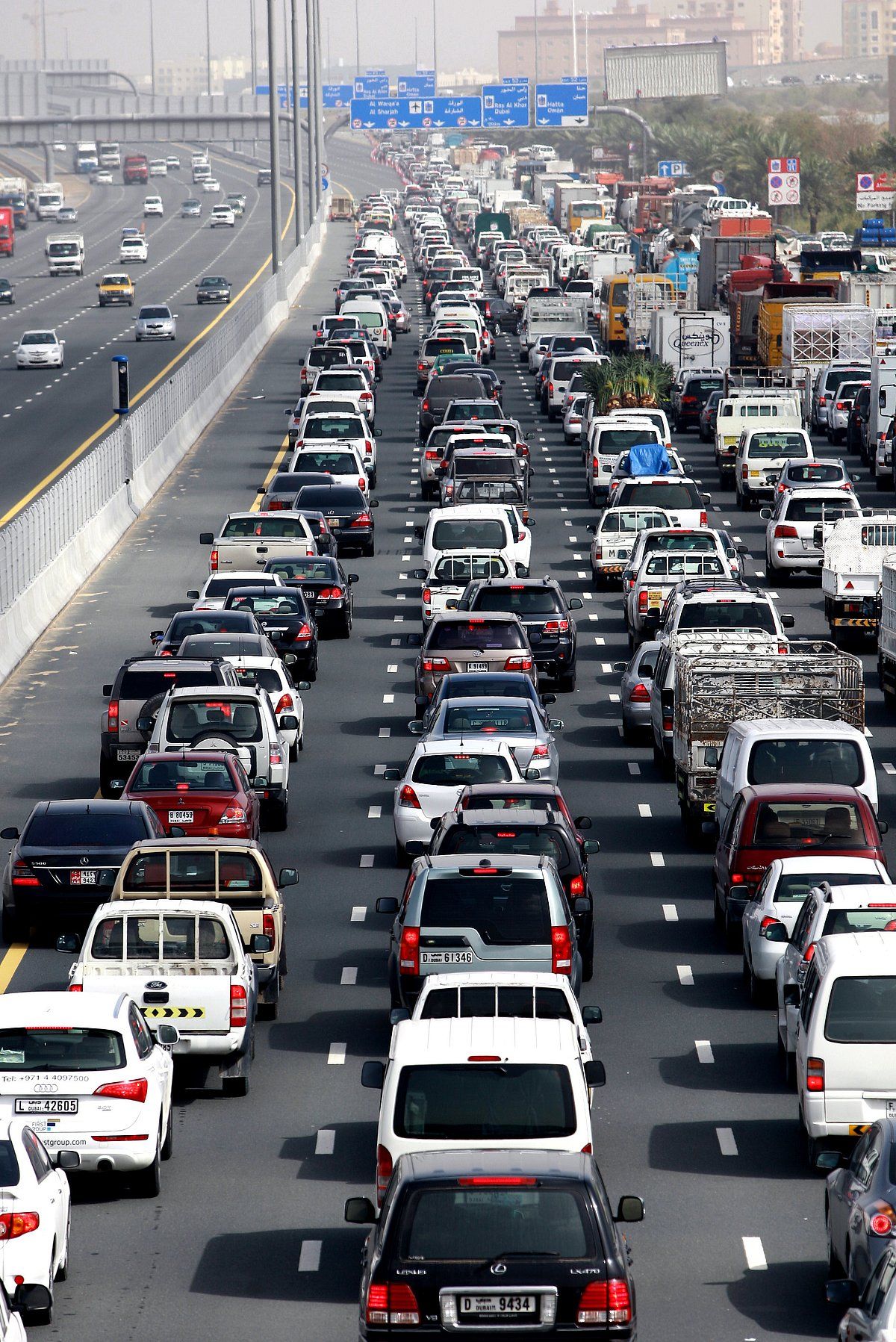 Dubai Polisi Emirates Yolunda Trafik Sıkışıklığı Konusunda Uyardı; Sürücüler Dikkatli Olmaya Çağırdı