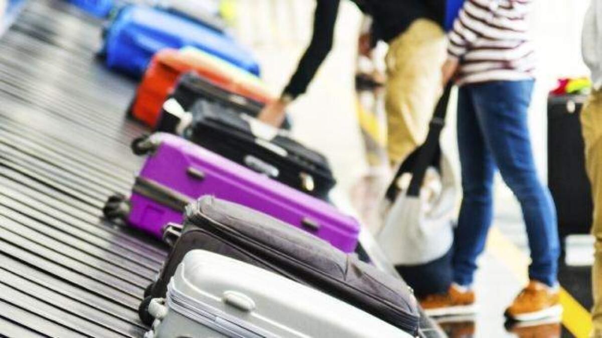 Dubai Polisi, Yolcunun Bagajını Yanlış Yerleştirmesinden Sonra 25.000 Dh'nin Üzerinde Nakit Parayla Çantayı Takip Etti