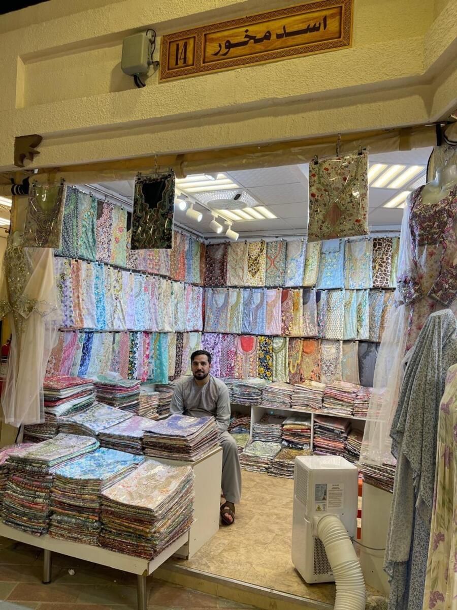 '13 Saat Çalışmak': BAE Terzileri Ramazan, Ramazan Bayramı Siparişlerini Tamamlamak için Zamana Karşı Yarışıyor