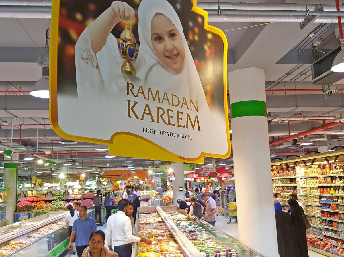 BAE'de Ramazan: Fiyat Dondurması, Mağazalar Büyük Alışverişlere Hazırlanırken %70'e Varan İndirim Açıklandı