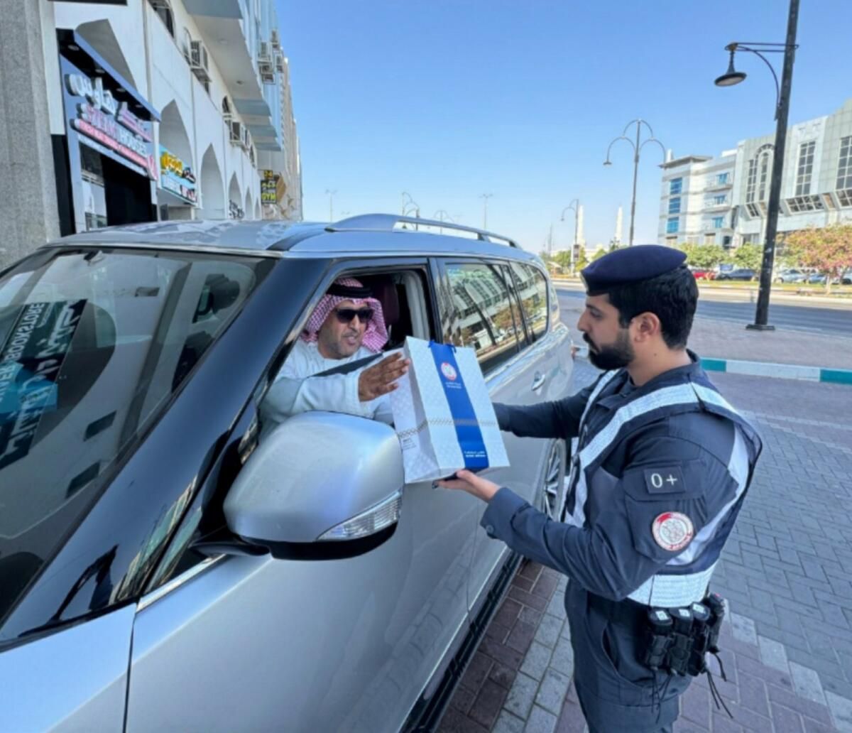 BAE: Polis, Abu Dabi'deki Trafik Kurallarına Uyduğu için 60 Sürücüyü Hediyelerle Şaşırttı