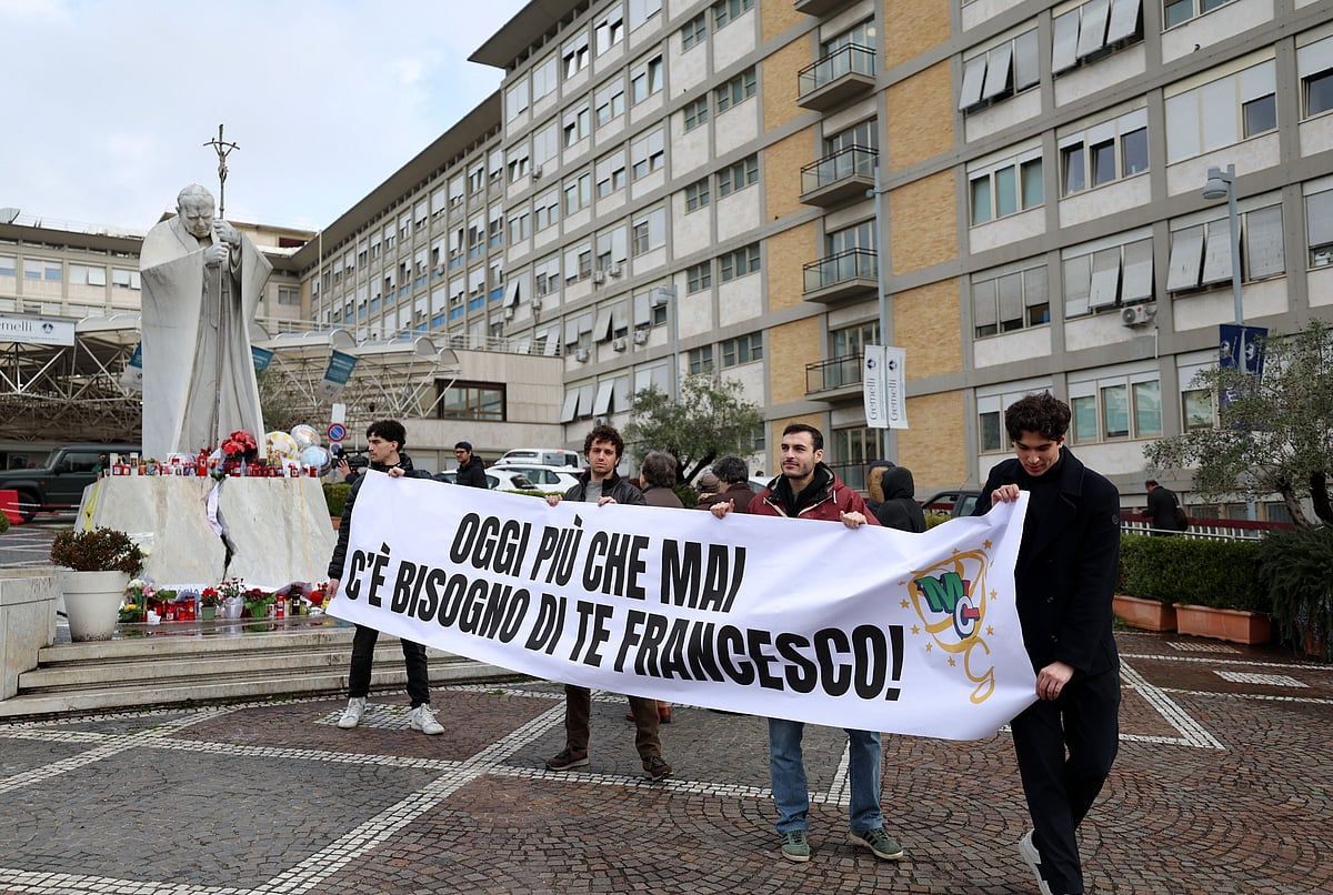 Hasta Papa Francis Vatikan Çalışma Toplantısını Hastanede Yaptı
