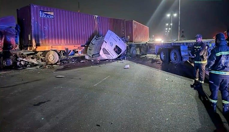 İzle: Dubai'de Araç Alev Alırken Kamyon Şoförü Korkunç Kazada Öldü