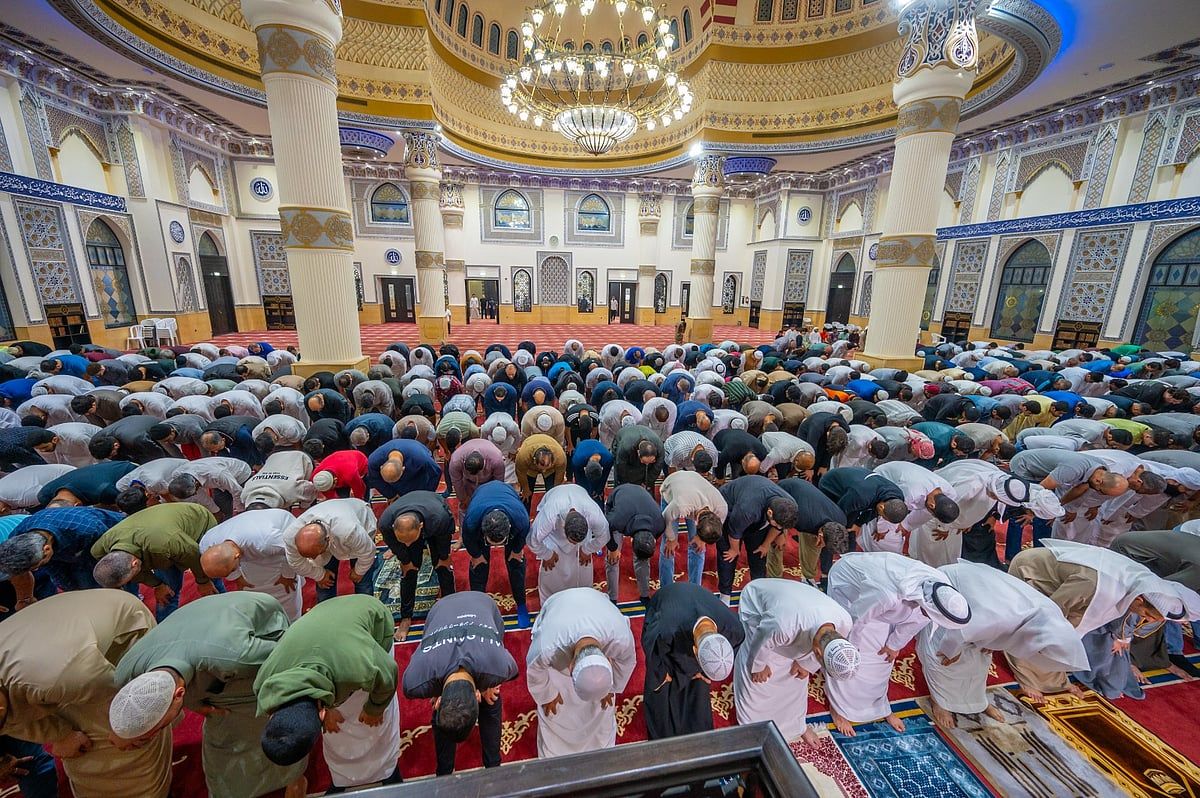 İzleyin: BAE'de Ramazan'ın ilk Teravih Namazı Camileri Tam Kapasitede Görün
