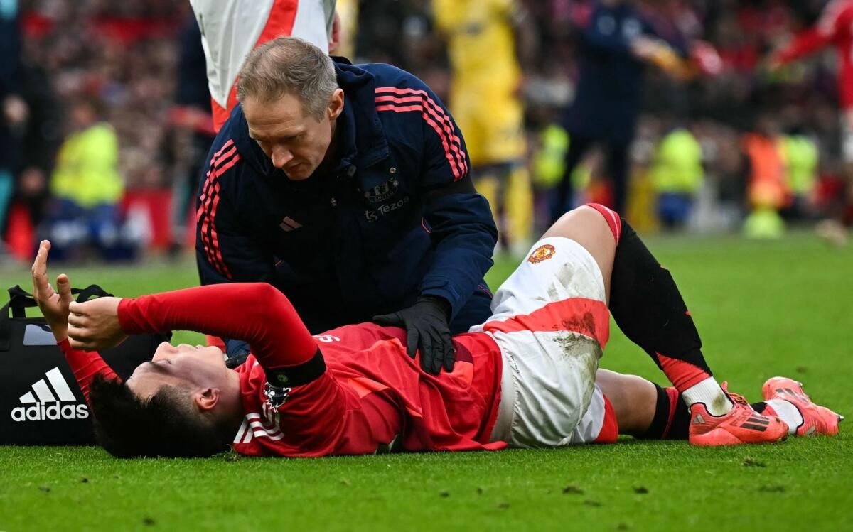 Manchester United'ın Defans Oyuncusu Martinez Dizinden Sakatlanarak Uzun Süre Forma Giydi