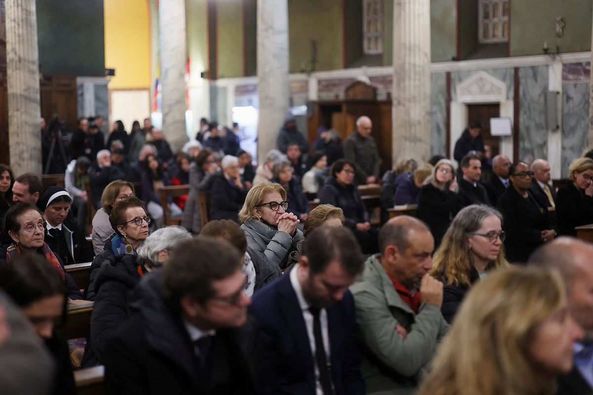 Papa Francis, Roma'nın Arjantinlileri Onun için Dua Ederken Hastanede Alarma Geçti