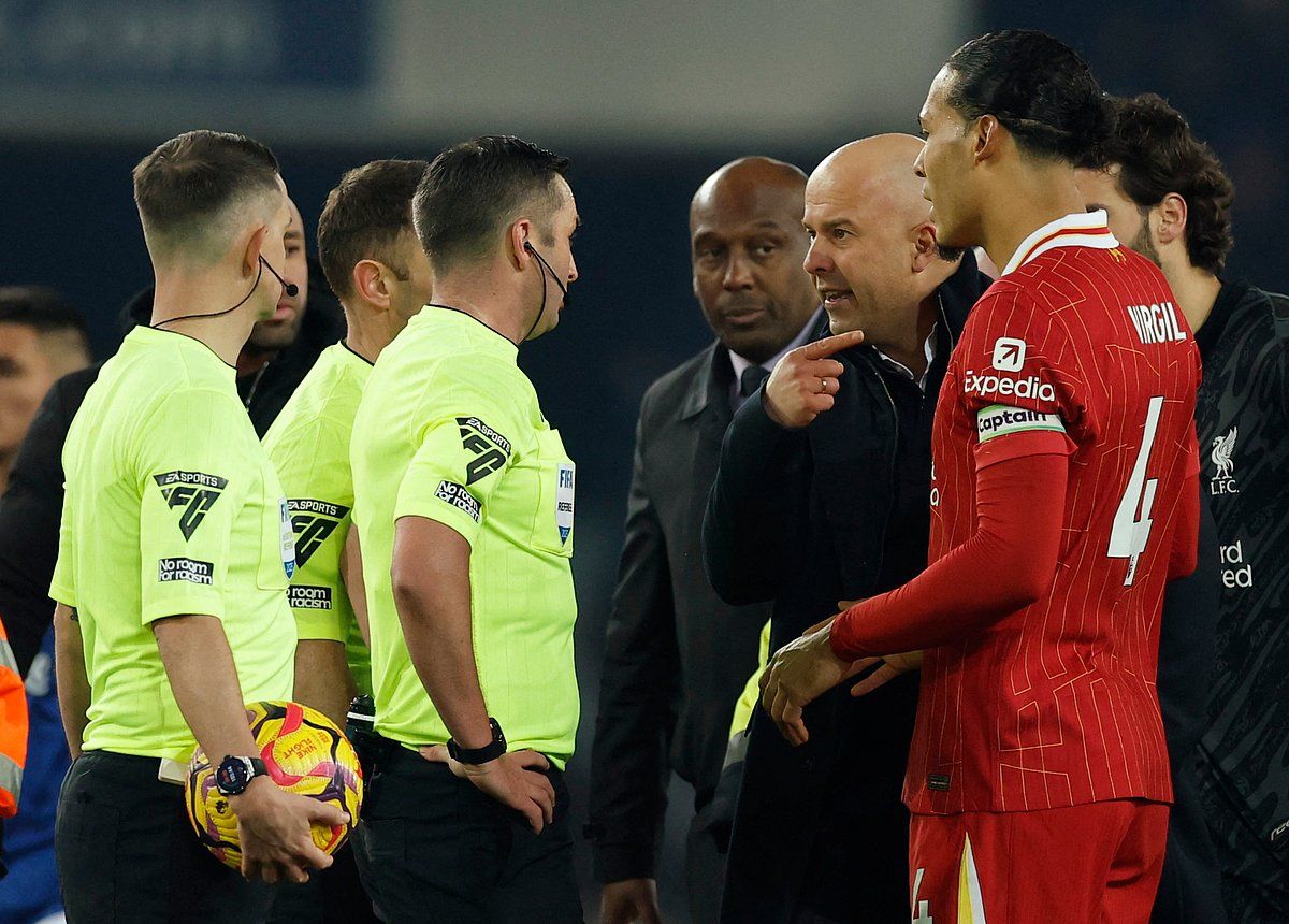 Premier Lig: Liverpool Teknik Direktörü iki maç için Yasaklandı