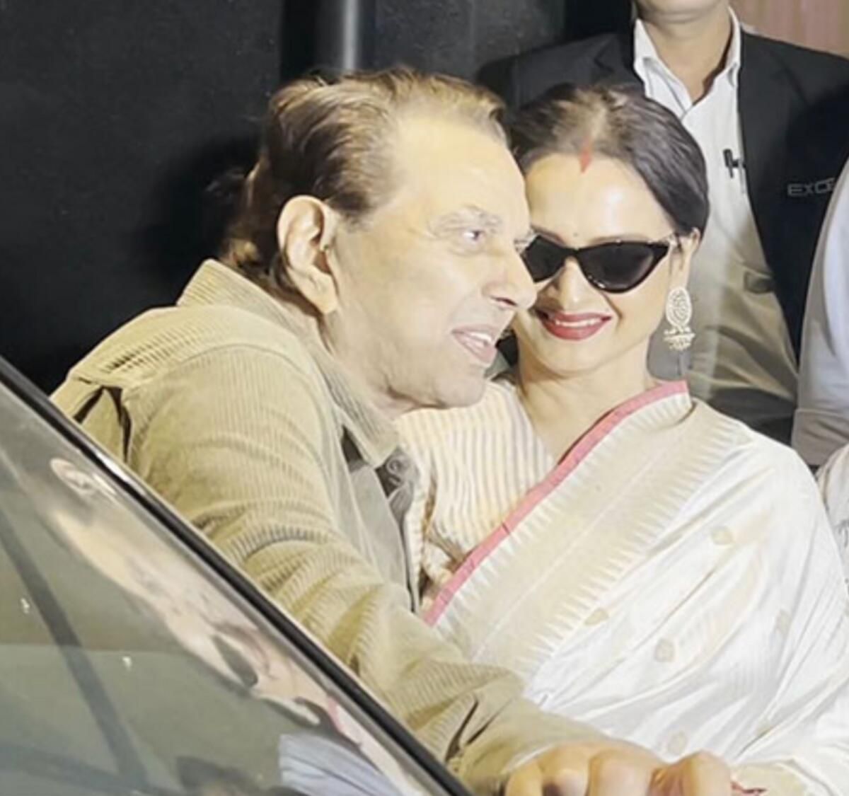 Rekha, Dharmendra'nın İç Açıcı Buluşması 'Loveyapa' Gösteriminde İlgi Odağı Oldu