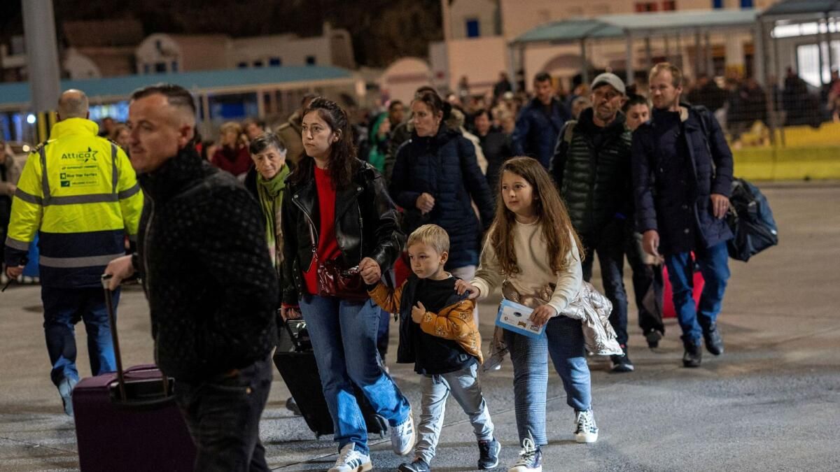 Taze Sarsıntılar Santorini'yi Sarsarken Binlerce Kişi Ayrılıyor