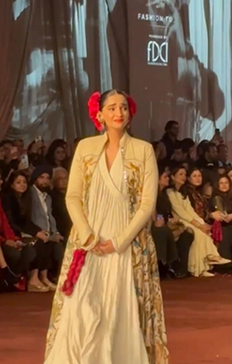Sonam Kapoor, Moda Tasarımcısı Rohit Bal'a Duygusal Bir Saygı Duruşunda Bulundu