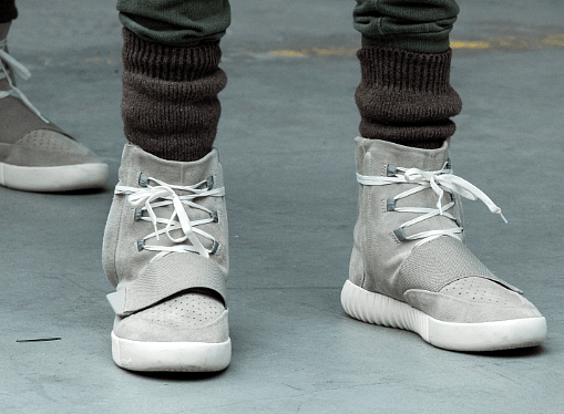 Adidas, 2022'de Kanye West ile Bağlarını Kestikten Sonra Son Yeezy Spor Ayakkabı Çiftini Satıyor