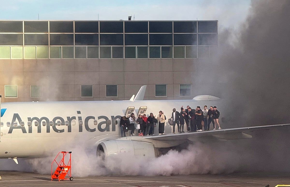 American Airlines Yolcu Jet Motoru Denver'a İndikten Sonra Alev Aldı