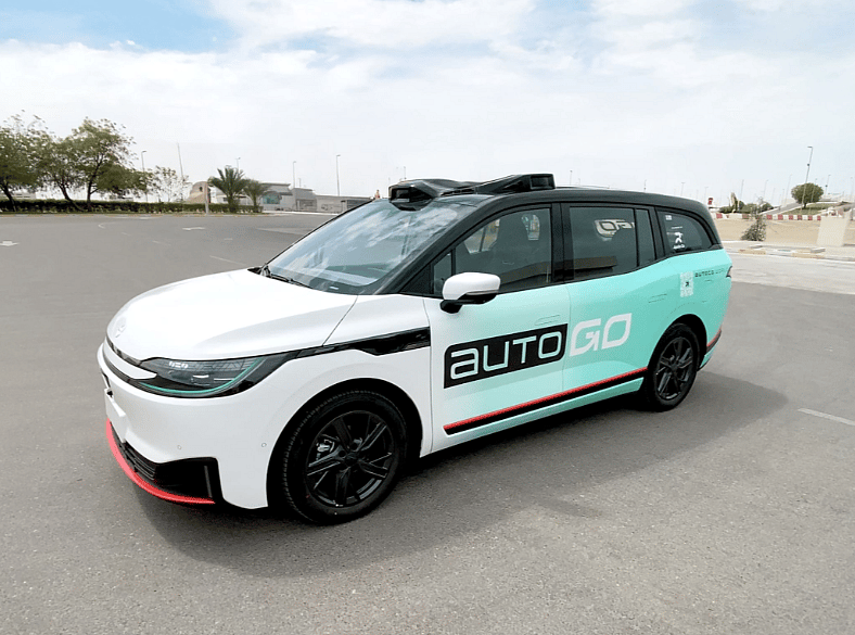 BAE, Abu Dabi'de Kendi Kendini Süren Robotaxi Denemelerini Başlattı; 2026'ya Kadar Tam Hizmet