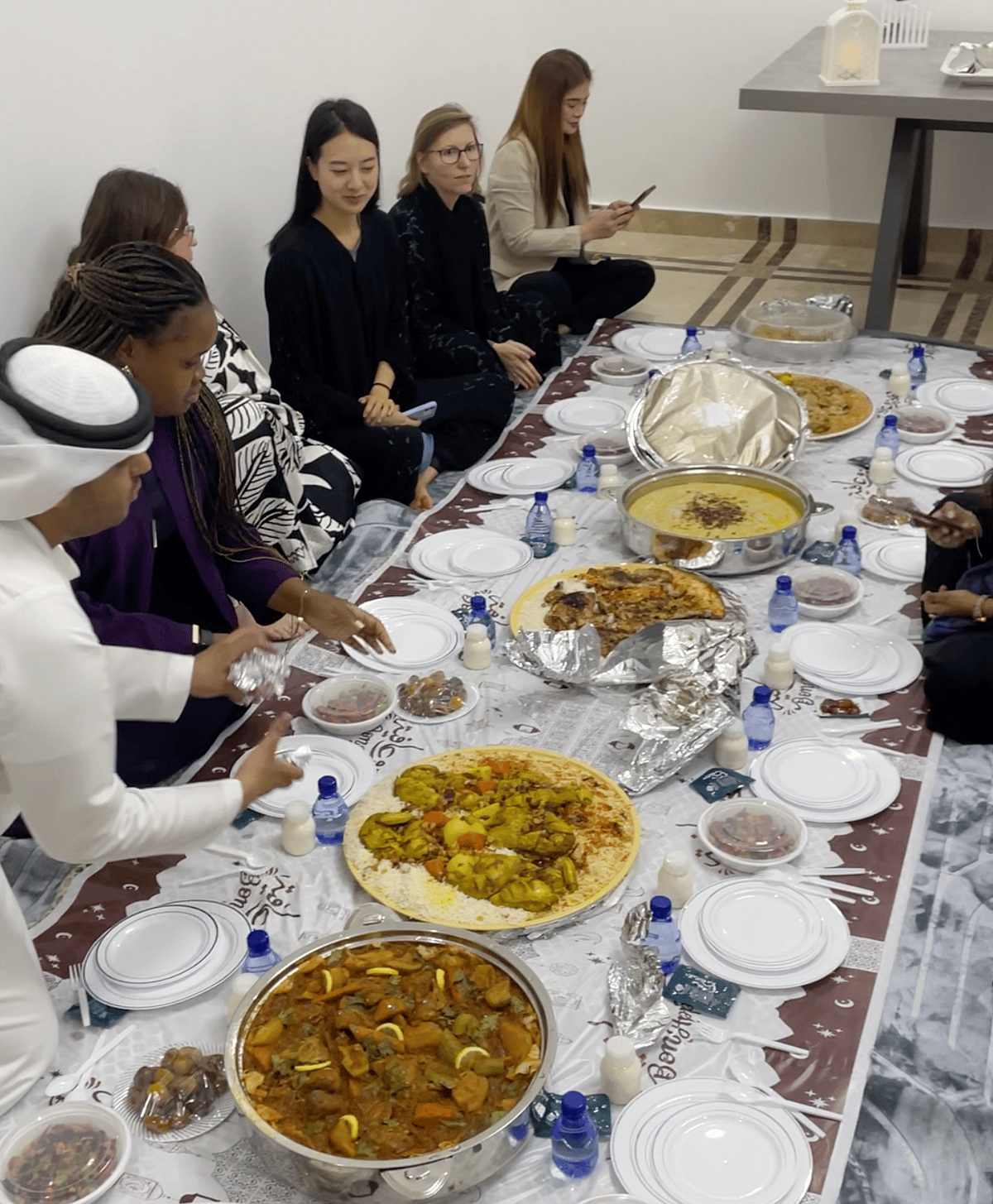 BAE: Gayrimüslimler Emirlik iftarı için Oturur, Bu Evde Kültürün Sıcaklığını Yaşarlar