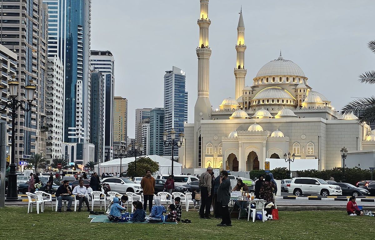 BAE Sakinleri Parklarda Oruç Tutuyor, 'Geniş Aile' Gibi Hisseden Yabancılarla Yemek Paylaşıyor