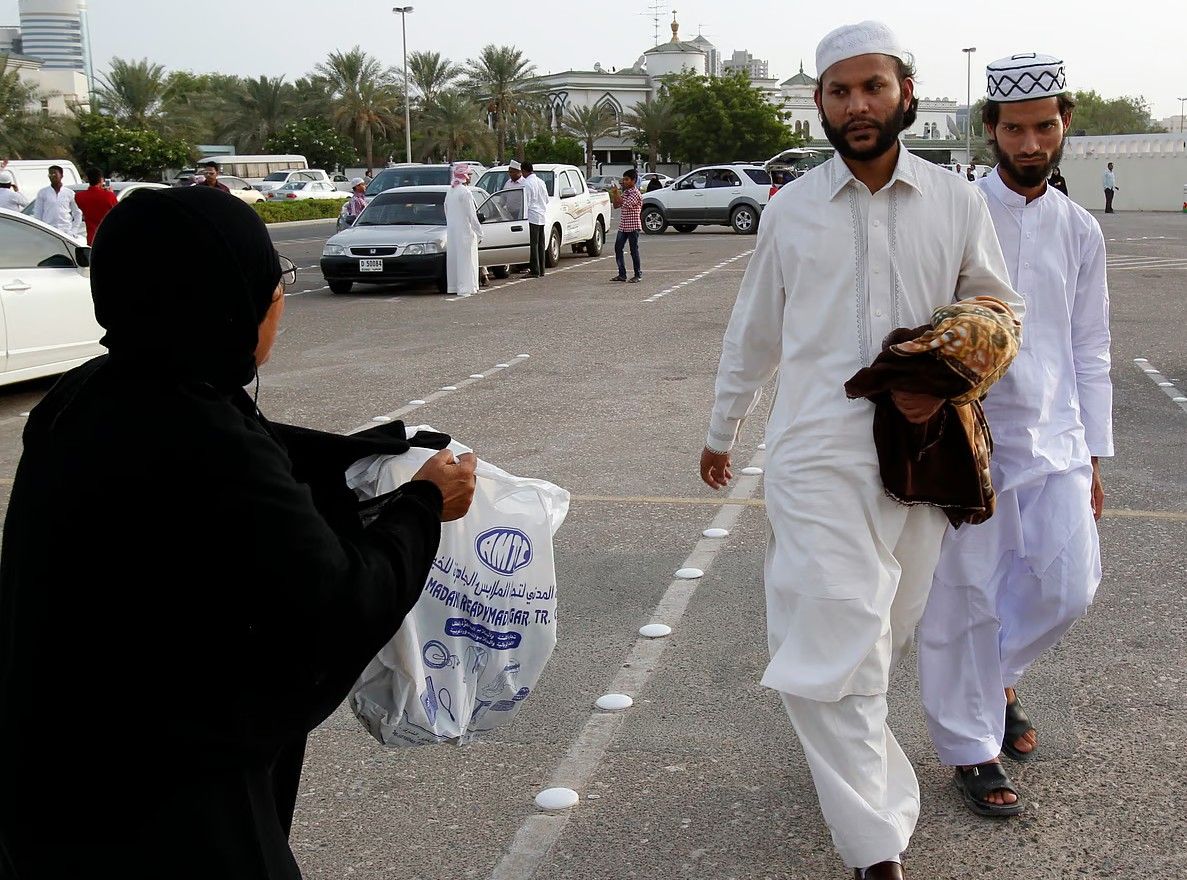 BAE'de Ramazan: 34 Erkek, 17 Kadın Dilenci Ras Al Khaimah Polisi Tarafından Tutuklandı