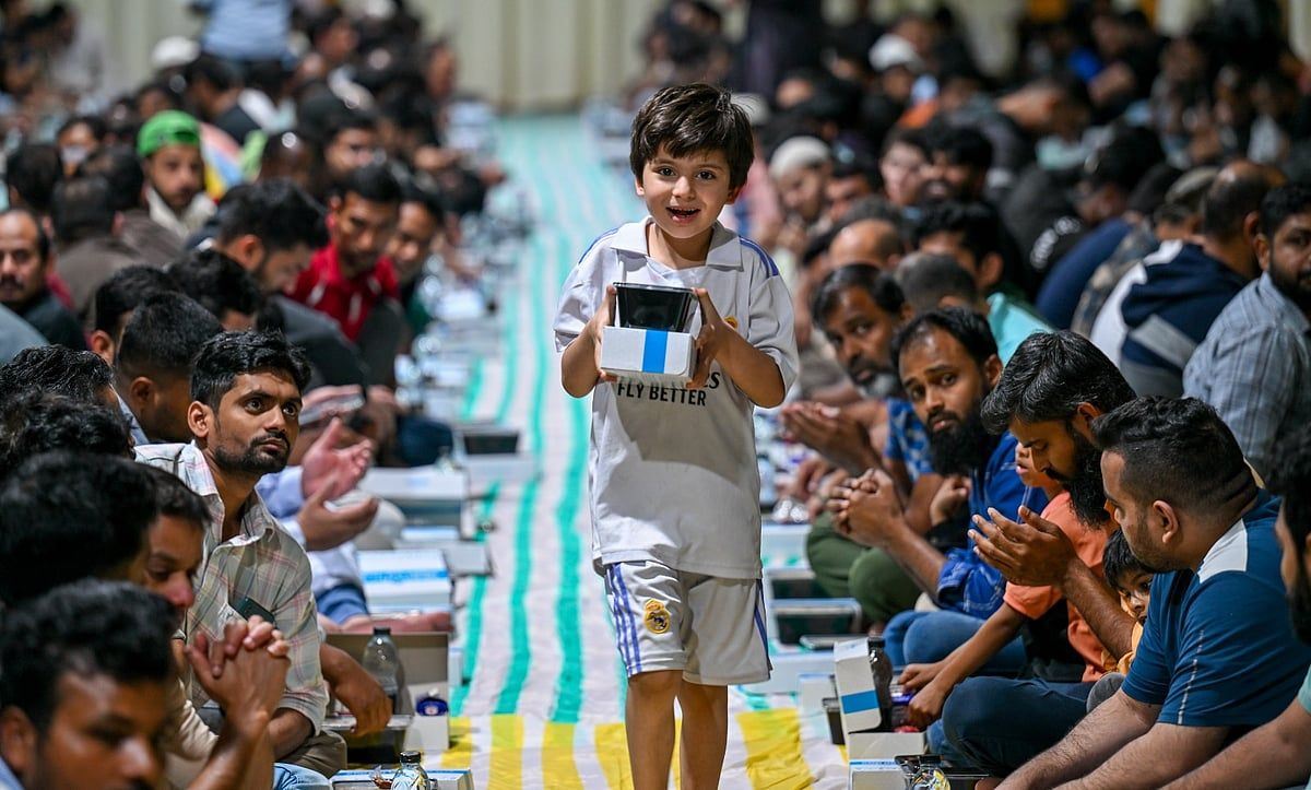 BAE'de Ramazan: Binlerce Kişi Kutsal Ayın ilk Orucunu Sharjah'daki Büyük İftarda Kırdı
